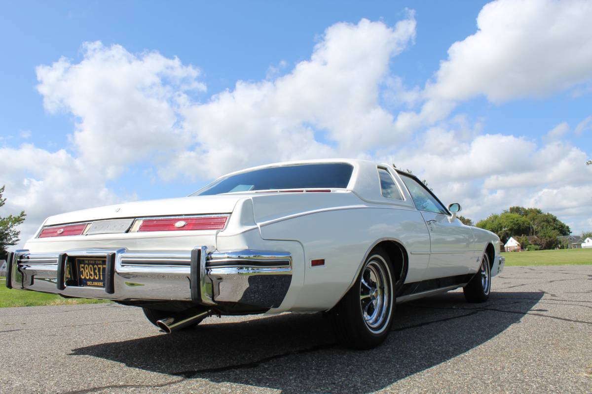 Buick-riviera-1976-white-3