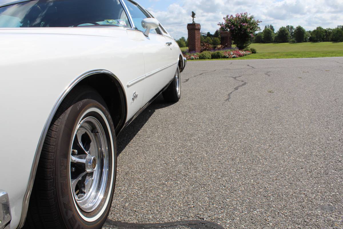 Buick-riviera-1976-white-5