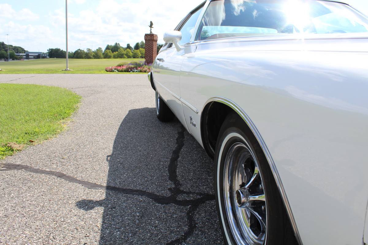 Buick-riviera-1976-white-8