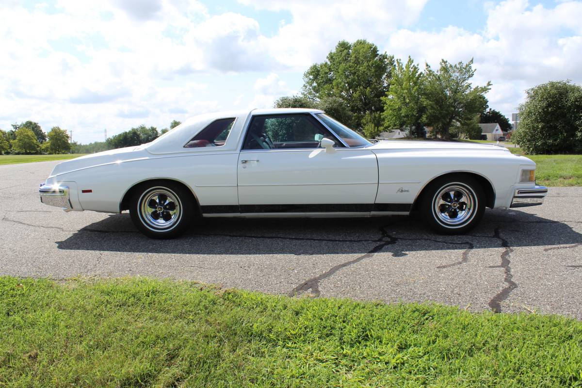 Buick-riviera-1976-white