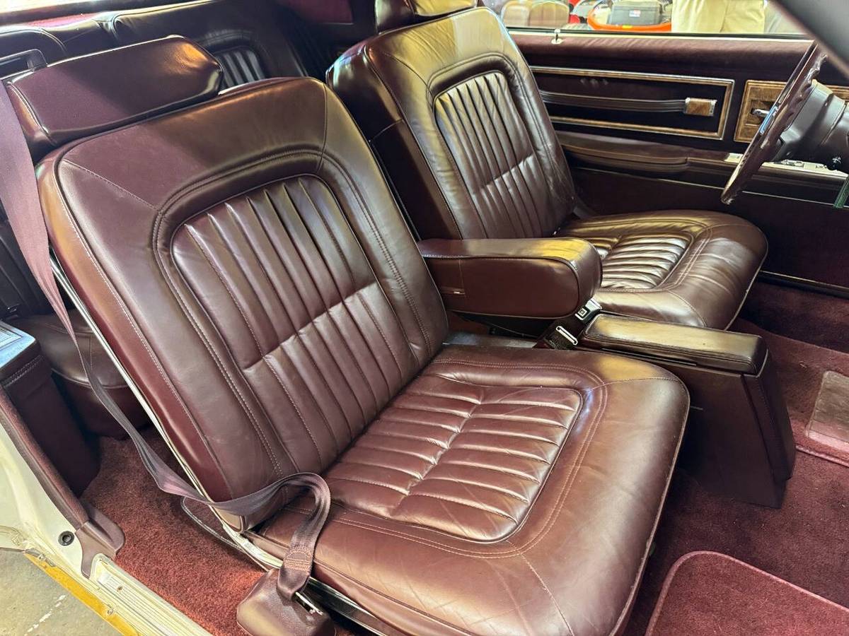Buick-riviera-1985-white-13