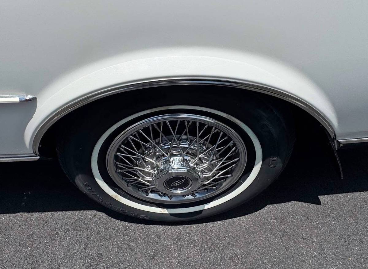 Buick-riviera-1985-white-19