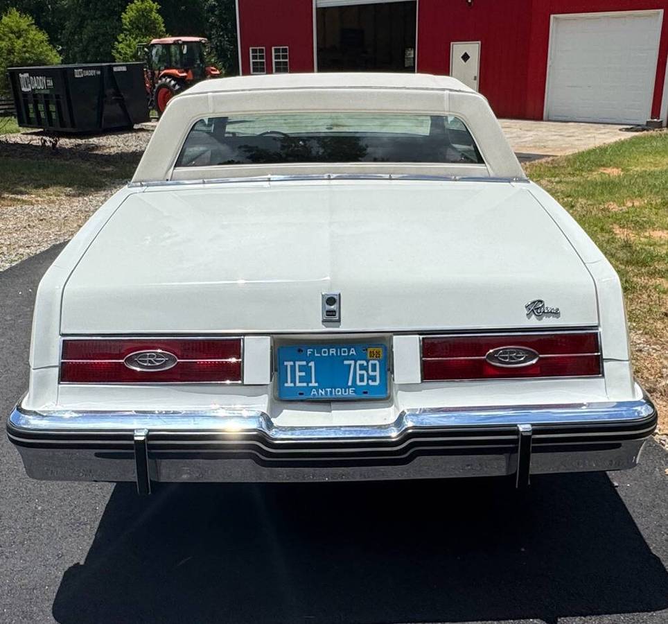 Buick-riviera-1985-white-2
