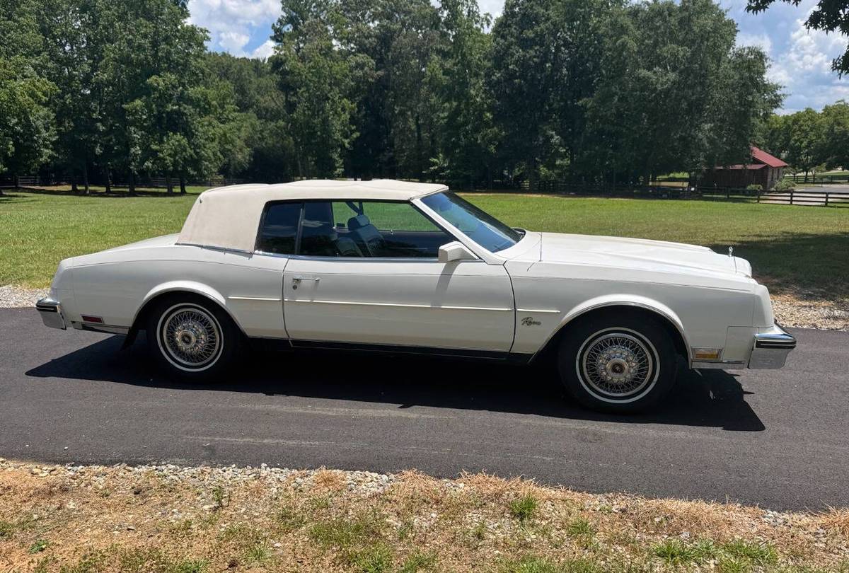Buick-riviera-1985-white-4