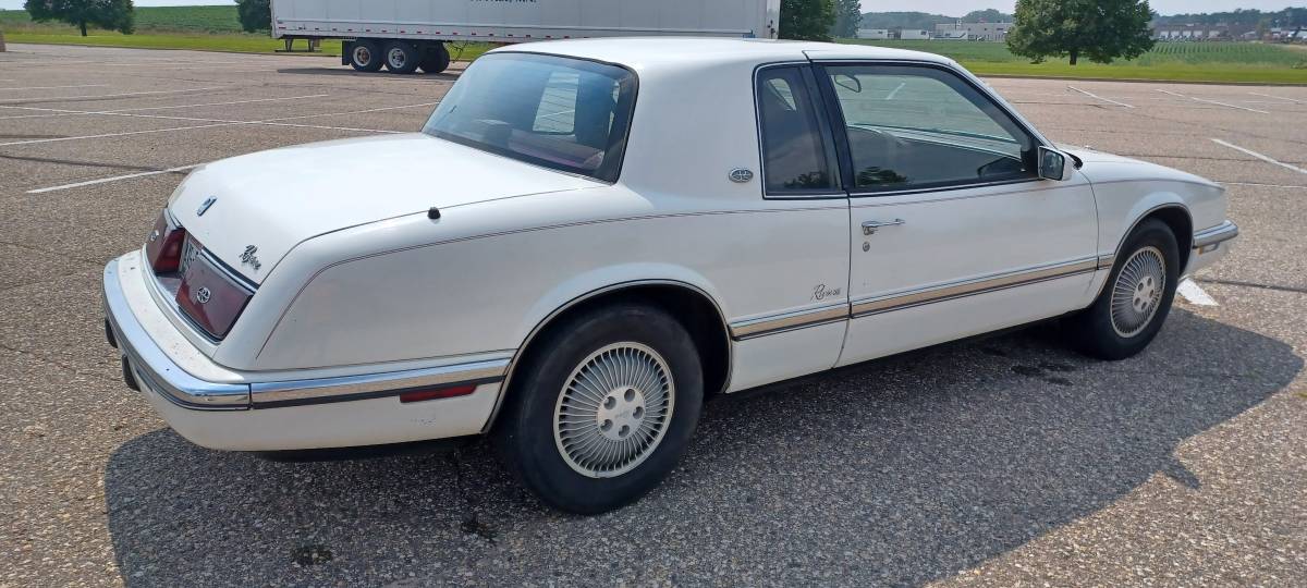 Buick-riviera-1991-white-1