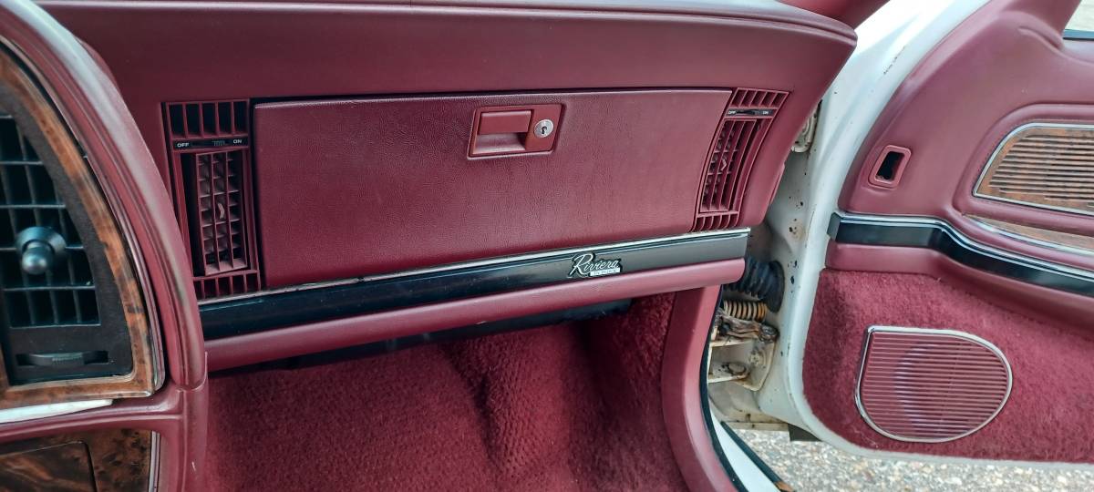 Buick-riviera-1991-white-12