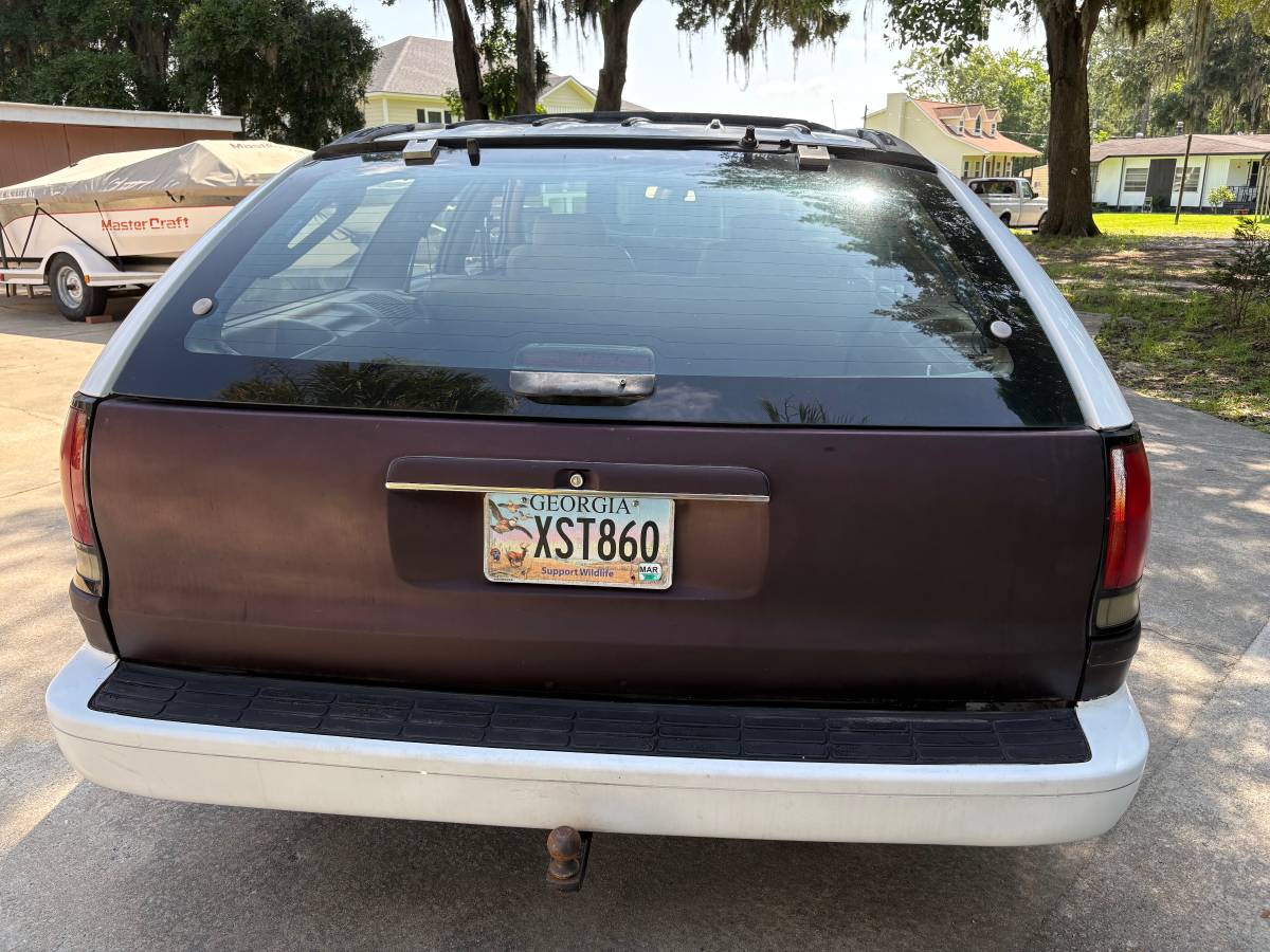 Buick-roadmaster-estate-wagon-1995-white