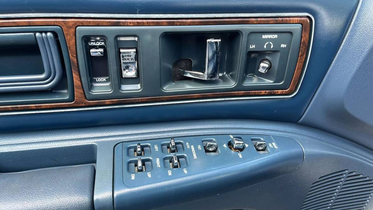 Buick-roadmaster-limited-1992-white-21