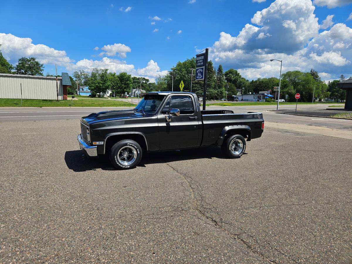 C10-chevy-short-box-1982-custom-1