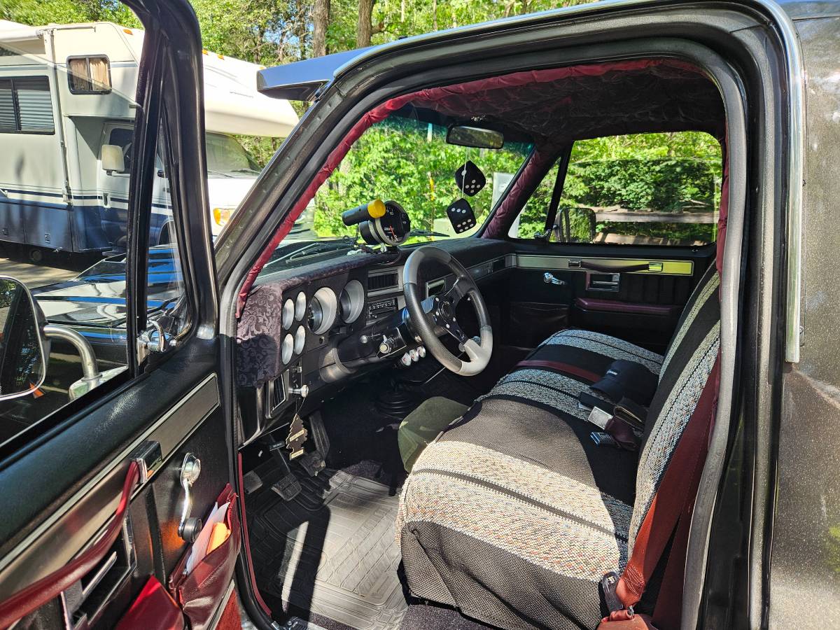 C10-chevy-short-box-1982-custom-3