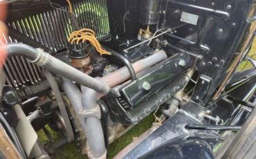 Cadillac-353-1930-Black-Green-Leather-2