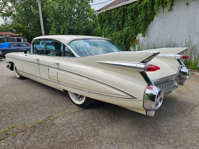 Cadillac-60-special-1959-White-BlackWhite-6