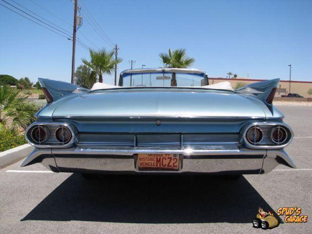 Cadillac-Biarritz-1961-teal-off-white-18