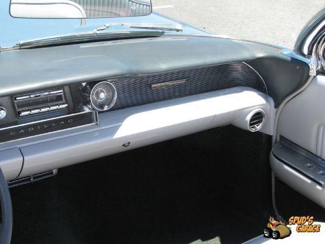 Cadillac-Biarritz-1961-teal-off-white-21