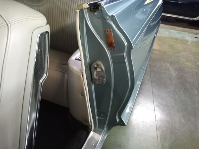 Cadillac-Biarritz-1961-teal-off-white-28