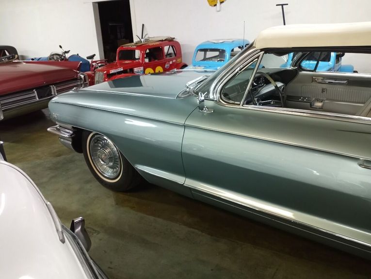 Cadillac-Biarritz-1961-teal-off-white-31