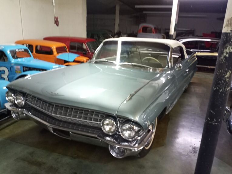 Cadillac-Biarritz-1961-teal-off-white-32