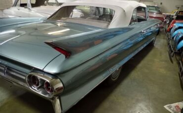 Cadillac-Biarritz-1961-teal-off-white-33