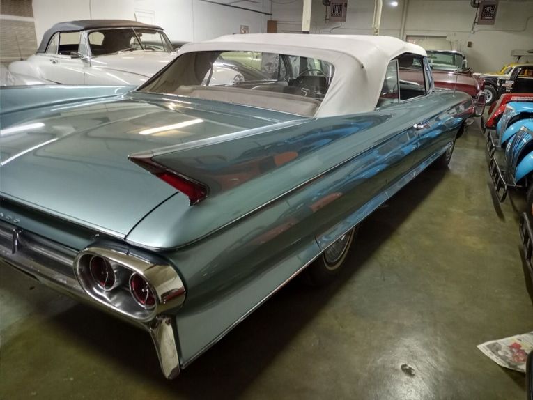 Cadillac-Biarritz-1961-teal-off-white-33