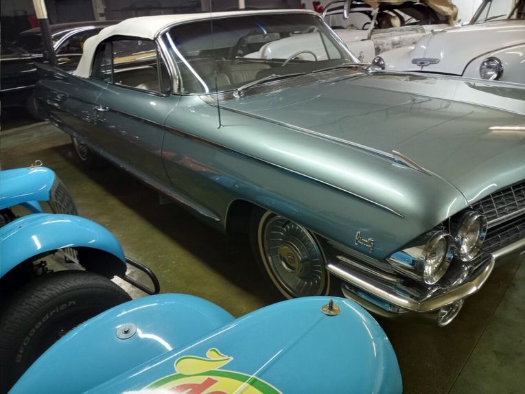 Cadillac-Biarritz-1961-teal-off-white-34