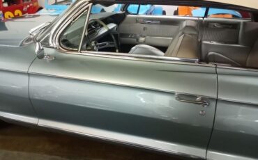 Cadillac-Biarritz-1961-teal-off-white-39