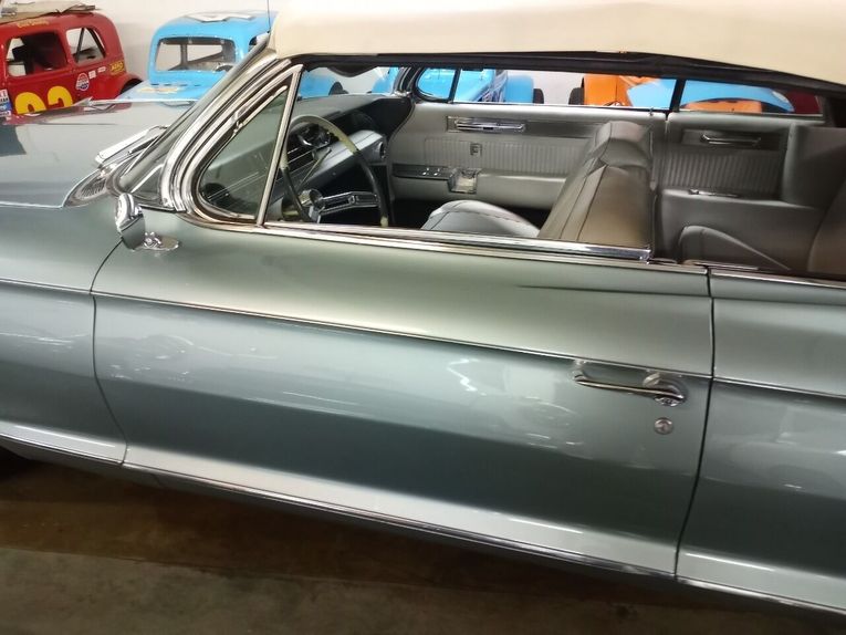 Cadillac-Biarritz-1961-teal-off-white-39