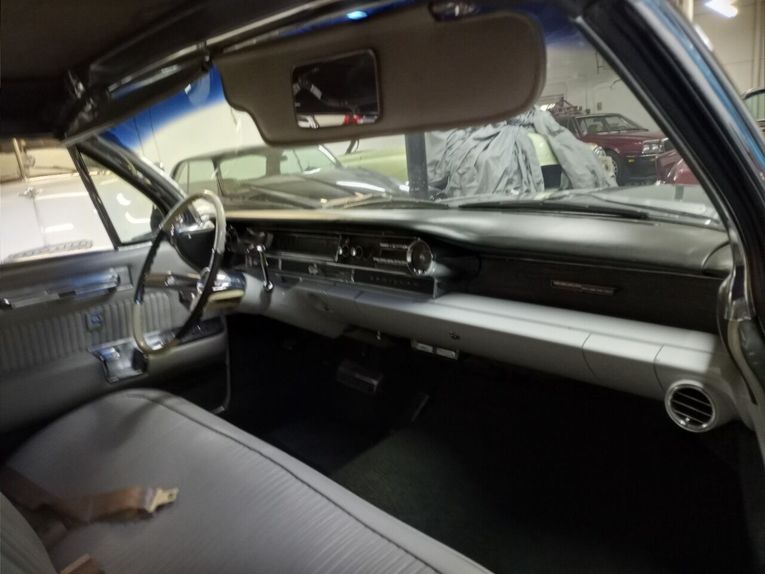 Cadillac-Biarritz-1961-teal-off-white-40