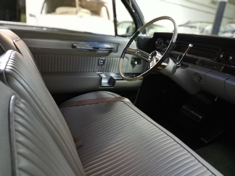 Cadillac-Biarritz-1961-teal-off-white-41