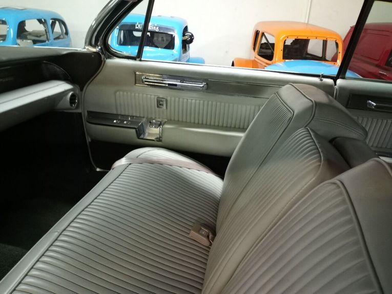 Cadillac-Biarritz-1961-teal-off-white-42
