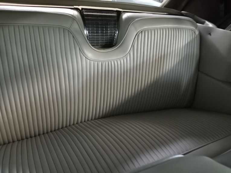 Cadillac-Biarritz-1961-teal-off-white-44