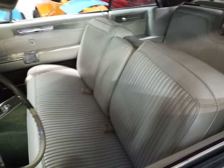 Cadillac-Biarritz-1961-teal-off-white-46
