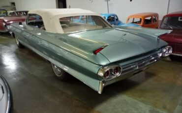 Cadillac-Biarritz-1961-teal-off-white-49