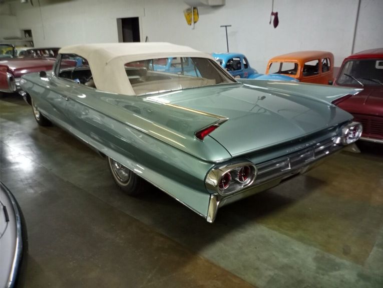 Cadillac-Biarritz-1961-teal-off-white-49