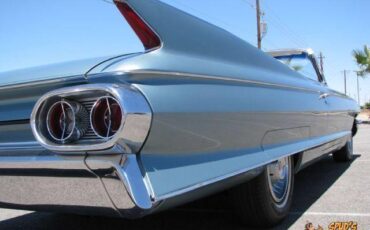 Cadillac-Biarritz-1961-teal-off-white-52