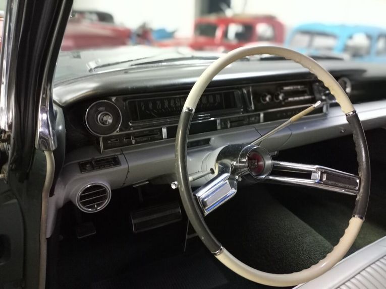 Cadillac-Biarritz-1961-teal-off-white-8