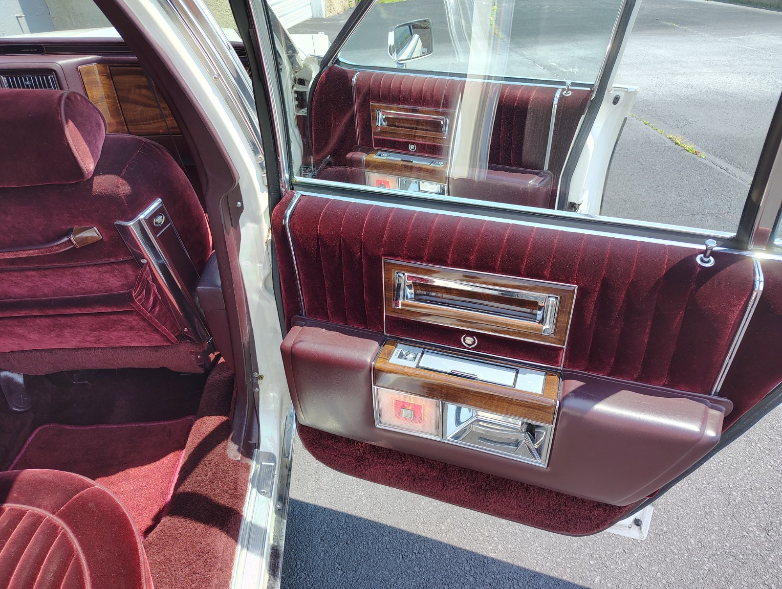 Cadillac-Brougham-1988-Sedan-13