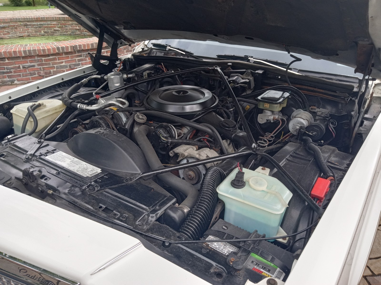 Cadillac-Brougham-1988-Sedan-16