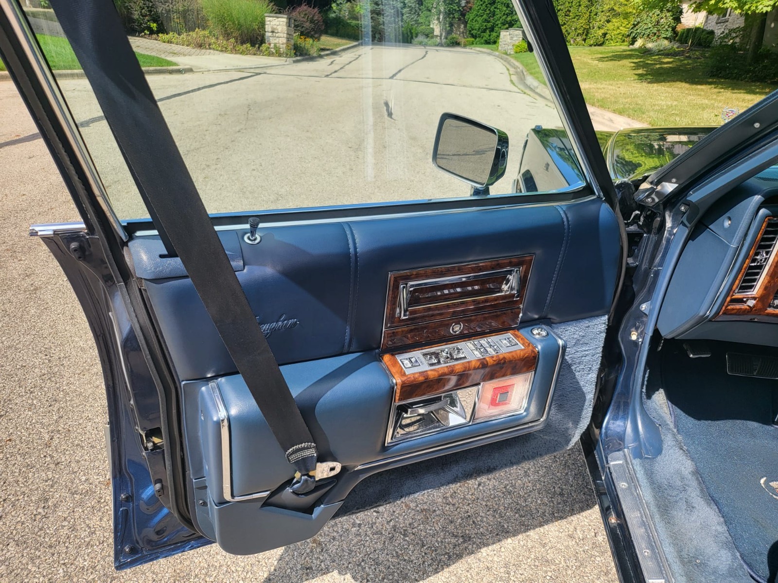 Cadillac-Brougham-1990-Sedan-10