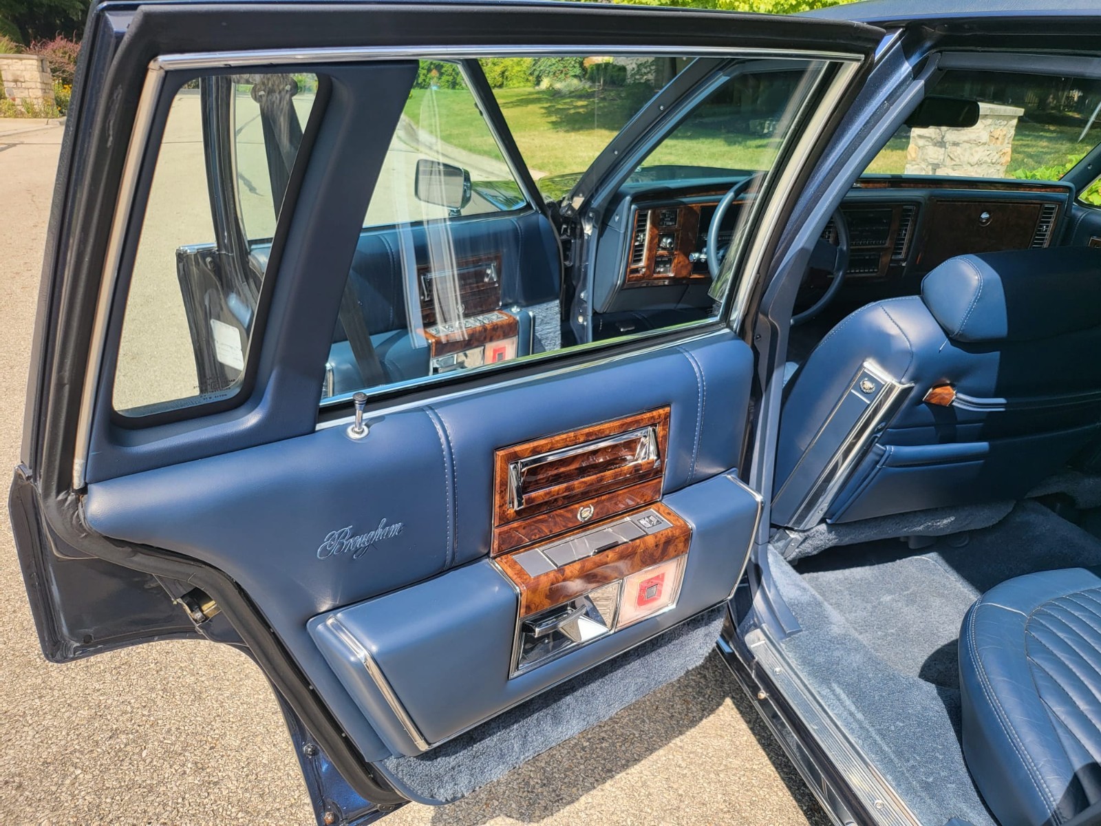 Cadillac-Brougham-1990-Sedan-11