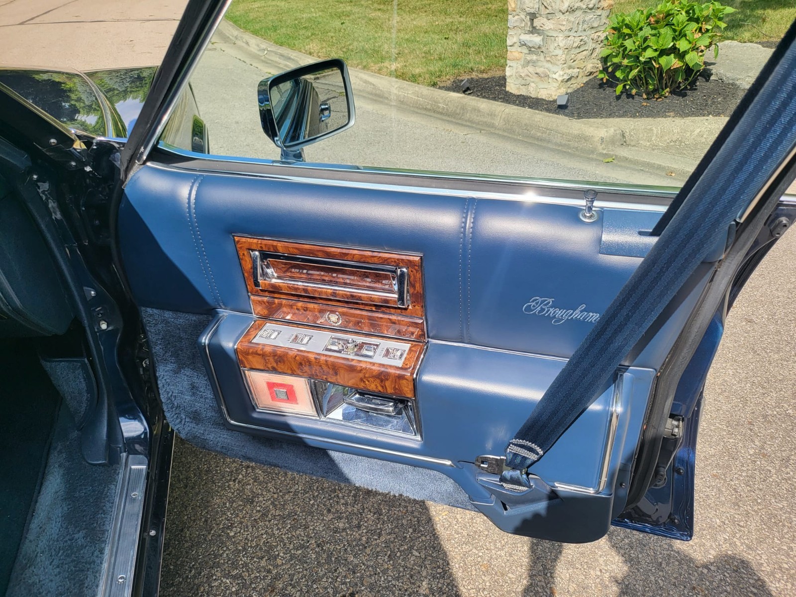 Cadillac-Brougham-1990-Sedan-12