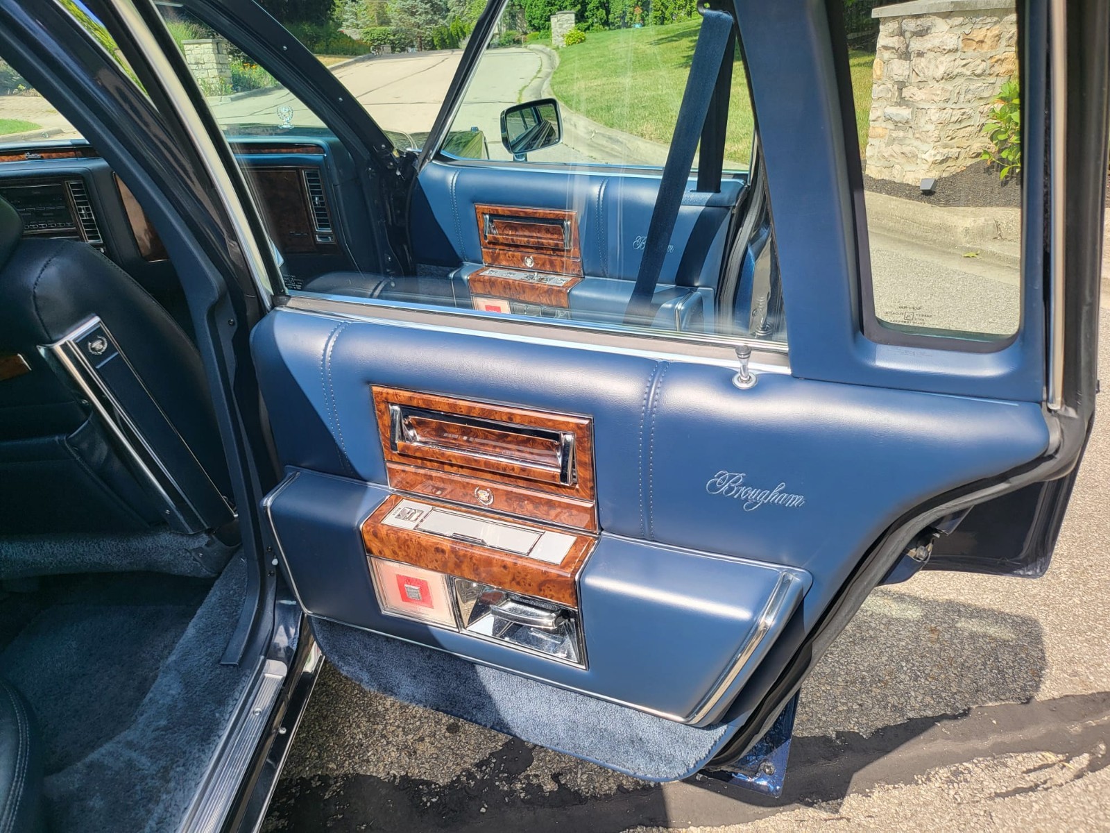 Cadillac-Brougham-1990-Sedan-13