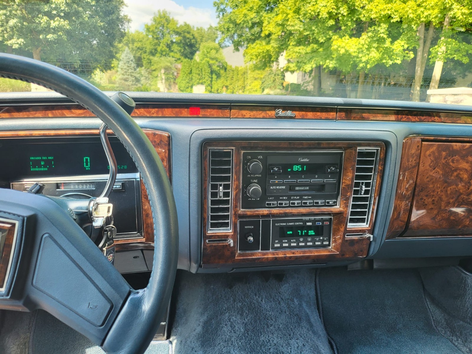 Cadillac-Brougham-1990-Sedan-15
