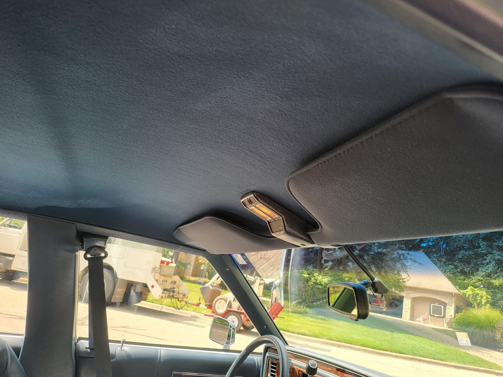 Cadillac-Brougham-1990-Sedan-17