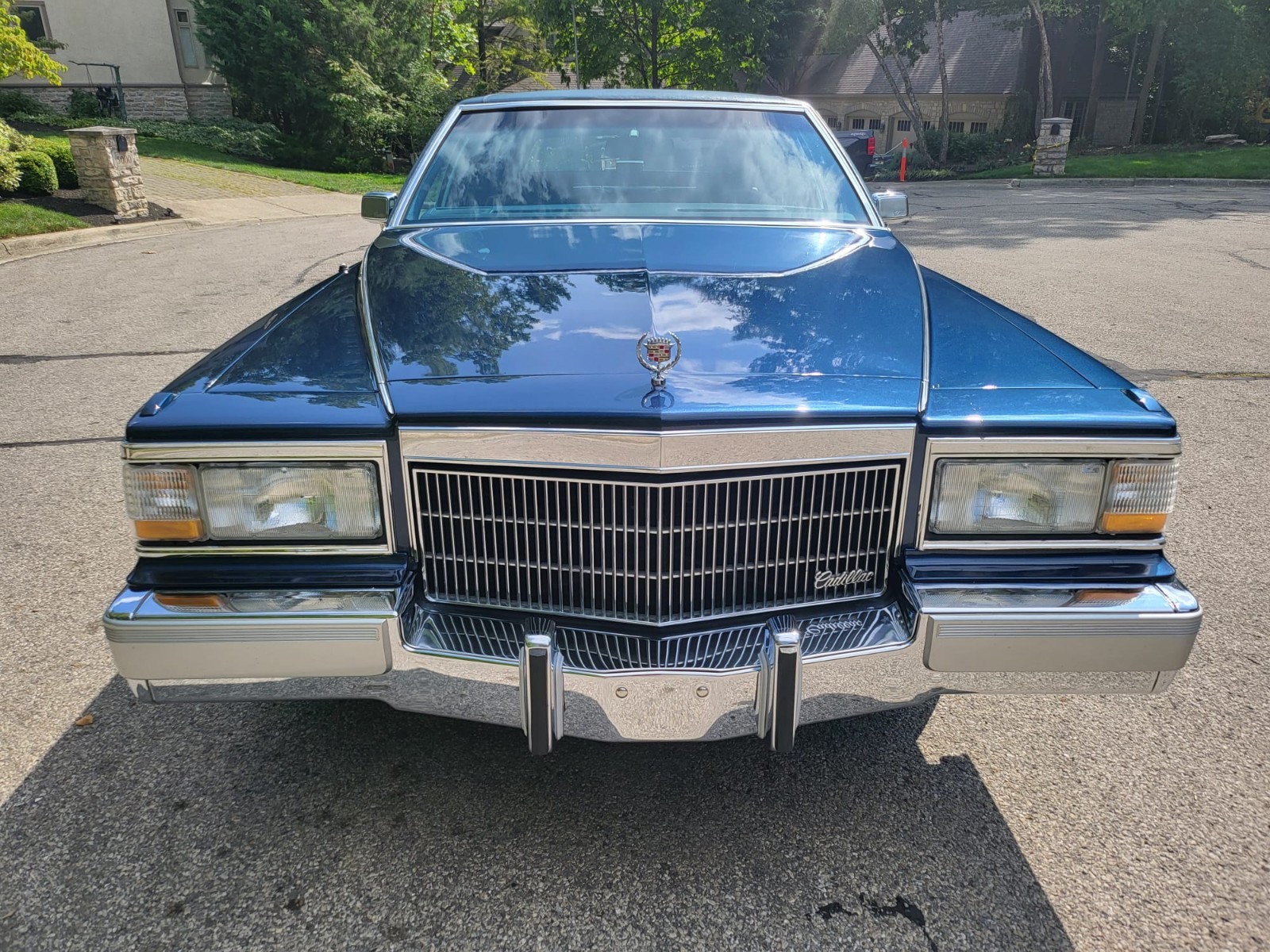 Cadillac-Brougham-1990-Sedan-2