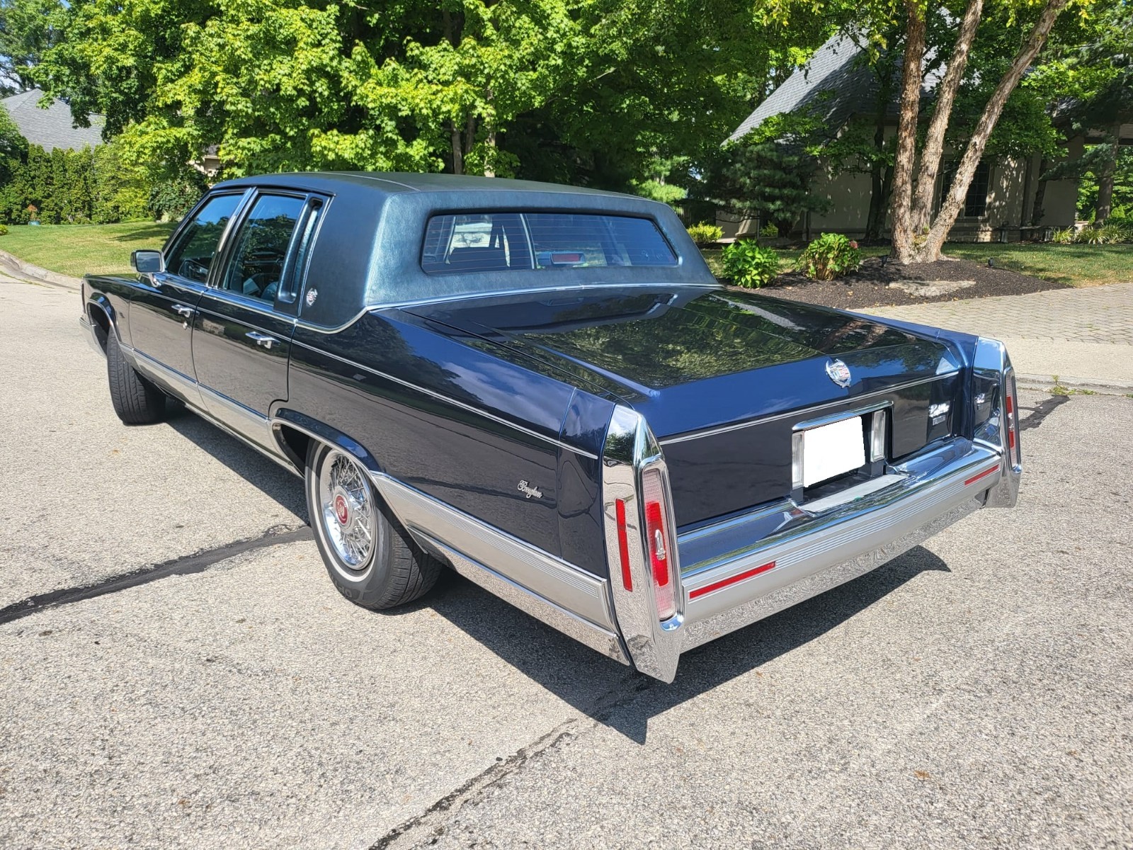 Cadillac-Brougham-1990-Sedan-3