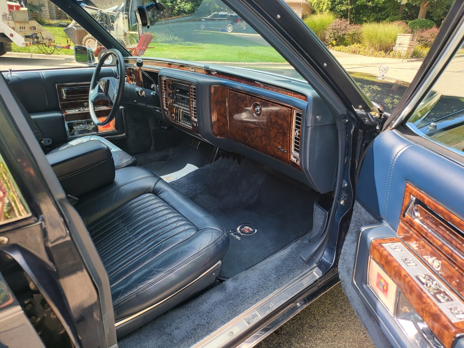 Cadillac-Brougham-1990-Sedan-7