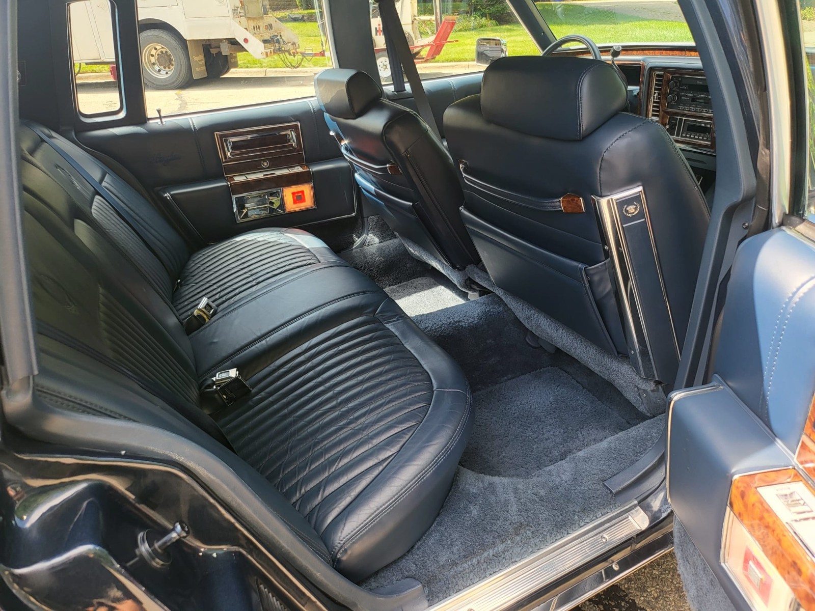 Cadillac-Brougham-1990-Sedan-9