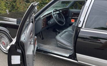 Cadillac-Brougham-1992-Sedan-16