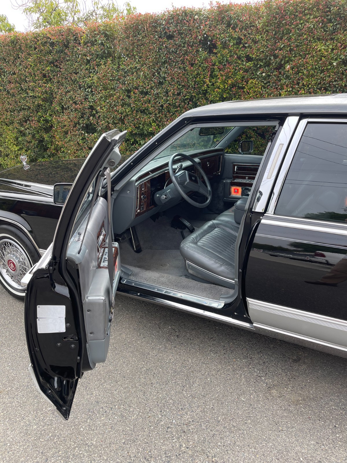 Cadillac-Brougham-1992-Sedan-16