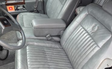 Cadillac-Brougham-1992-Sedan-19